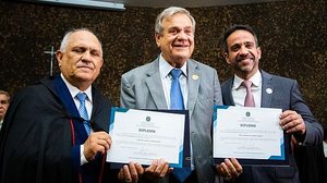 O desembargador Otávio Praxedes aparece ao lado de Paulo Dantas e Ronaldo Lessa (centro), que foram diplomados pela Justiça Eleitoral em dezembro | Pei Fon / Secom Alagoas