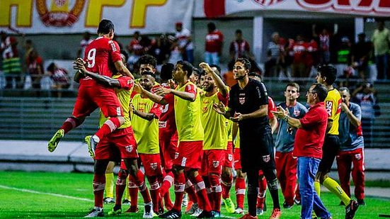 Léo Ceará comemora com os companheiros o gol da vitória do CRB sobre o Coritiba | Pei Fon / TNH1