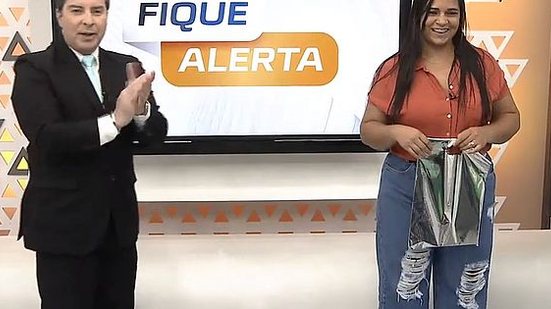 Imagem TV Pajuçara 30 anos: Fique Alerta faz entrega de um Iphone 13 a vencedora de sorteio