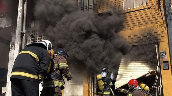 Imagem Um dia depois, Corpo de Bombeiros controla incêndio em depósito de pneus no Centro