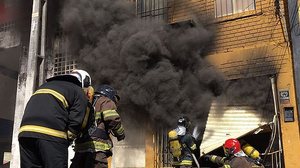 Imagem Um dia depois, Corpo de Bombeiros controla incêndio em depósito de pneus no Centro