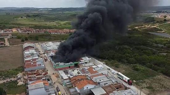 Imagem Bombeiros tentam controlar incêndio que atingiu distribuidora, em Arapiraca; veja imagens