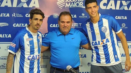 Neto Berola e Rubens posam para foto com o gerente de futebol Marcelo de Jesus no meio | Eduardo Vieira / RCortez / Ascom CSA