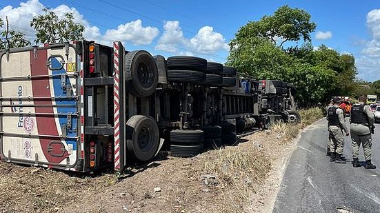 Imagem Motorista fica ferido após carreta tombar na Ladeira do Catolé, em Satuba