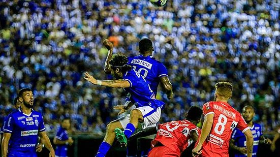 Bola no alto e disputa: sobra de marcação e falta de gols marcaram os últimos quatro clássicos | Pei Fon / TNH1