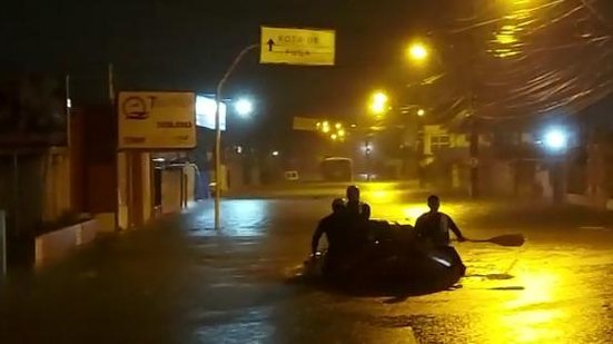 Bombeiros resgatam passageiros que ficaram ilhados na Rua Miguel Palmeira | Foto: Reprodução