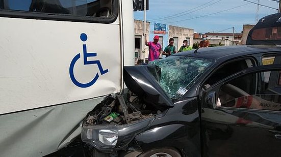 Imagem Três crianças ficam feridas em acidente entre carro e ônibus, na Avenida Menino Marcelo