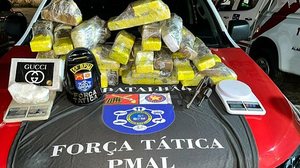 Drogas foram encontradas dentro de um barril enterrado no Benedito Bentes | Divulgação PMAL