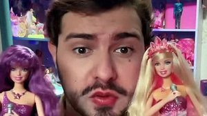 Imagem Jovem diz ser o maior colecionador de Barbie no Brasil; valor de gastos impressiona