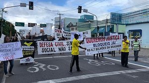 Moradores do Pinheiro protestam na faixa de pedestres em frente à Centenário | TV Pajuçara / Henrique Pereira