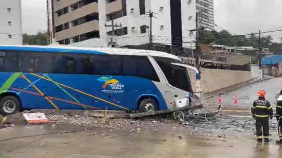 Imagem Ônibus desgovernado derruba poste em Maceió; passageiros são resgatados