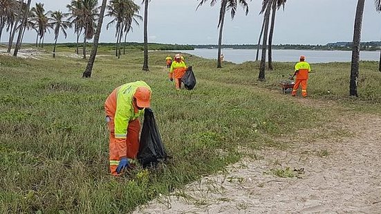 Prefeitura de Maceió intensifica serviços de limpeza na praia do Pontal da Barra | Foto: Ascom Sudes