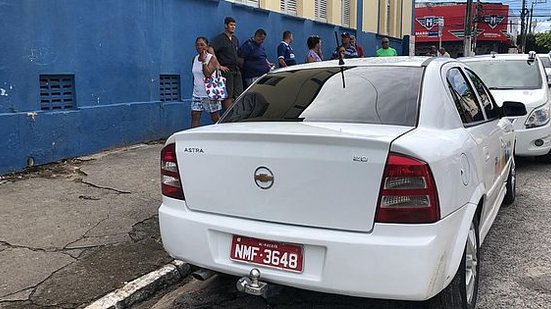 Táxi foi abandonado no Prado