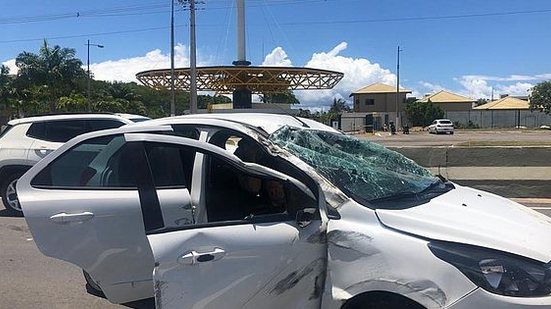 Motorista capotou o Ford Ka na AL-101 Sul e foi encaminhada para um hospital de Maceió | Divulgação / BPRv