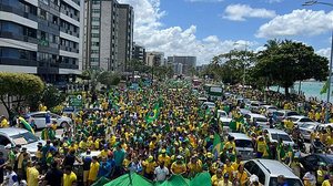 Imagem Orla de Maceió é tomada pelo verde e amarelo no Dia da Independência