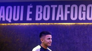 O Botafogo apresentou nesta terça-feira o meia-atacante argentino Thiago Almada, no Estádio Nilton Santos | Vitor Silva / Botafogo