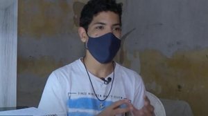 João é morador do bairro Fernão Velho, na parte alta de Maceió, e estuda em uma escola pública | Foto: Reprodução / TV Pajuçara