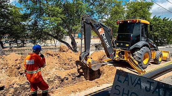 Prefeitura inicia implantação da rede de esgotamento sanitário na Avenida Deputado Humberto Mendes | Célio Júnior/Secom Maceió