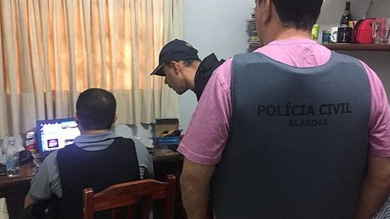 Policiais apreenderam computadores, após encontrarem material pornográfico. | Assessoria