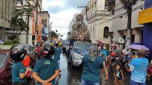 Devotos acompanham imagem de Nossa Senhora dos Prazeres pelas ruas do Centro | Bruno Protásio/TV Pajuçara