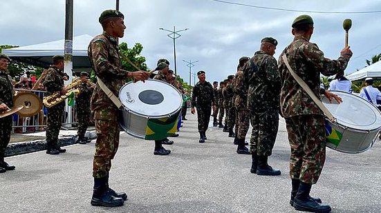 Imagem Mesmo sob chuva, alagoano comparece para prestigiar desfile de 7 de Setembro