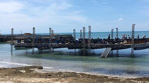 Palco elevado sobre o mar já está montado e com as cargas para a festa. | Cortesia ao TNH1 / Fábio Lécio - Rádio Pajuçara FM Maceió