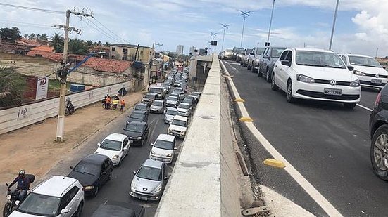 Congestionamento foi registrado em trecho do viaduto de Jacarecica e Avenida Comendador Gustavo Paiva | Nathalia Lopes / TV Pajuçara