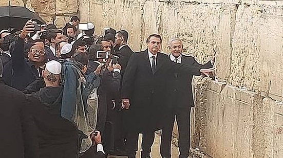 O presidente Jair Bolsonaro visita o Muro das Lamentações ao lado do primeiro Ministro de Israel Benjamin Netanyahu | Julian Braun/VEJA