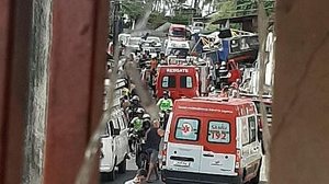 Imagem Vídeo: durante carreata de JHC, trio elétrico perde o controle, invade casa e deixa feridos em Chã da Jaqueira