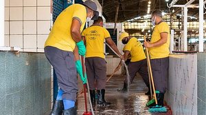 Mutirão de limpeza tem o objetivo de garantir ambientes limpos e salubres para permissionários e os consumidores | Foto: Secom Maceió