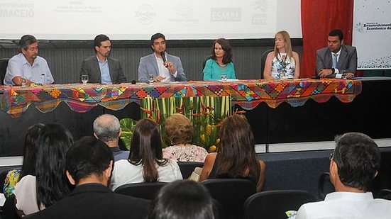 Imagem Prefeito Rui Palmeira abre evento sobre desenvolvimento econômico de Maceió