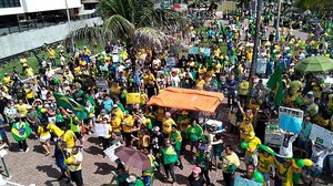 Manifestantes ocuparam uma das faixas da orla de Maceió | TV Pajuçara / Rafael Alves