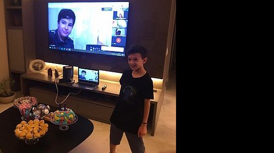 Imagem Vídeo: em quarentena, família faz festa virtual e filho comemora 11 anos com amigos em Maceió