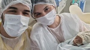 Zé Vaqueiro no hospital com a esposa, Ingra, e o filho, Arthur | Reprodução/Instagram