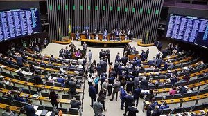 Imagem Câmara aprova MP que libera trabalho aos domingos