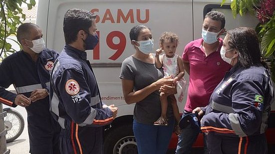 Familiares da Agatha agradeceram aos socorristas do Samu pela assistência | Foto: Olival Santos / Ascom Sesau