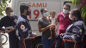 Familiares da Agatha agradeceram aos socorristas do Samu pela assistência | Foto: Olival Santos / Ascom Sesau