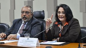 A ministra Damares Alves e o senador Paulo Paim (PT-RS) na comissão de Direito Humanos do Senado | Geraldo Magela/Agência Senado