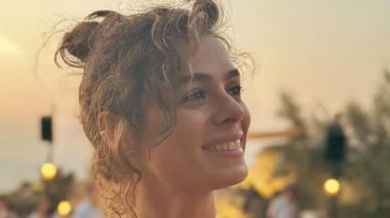 Özge Özpirinçci aparece sorridente e é elogiada pelos fãs | Foto: Reprodução/Instagram