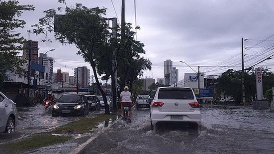 Avenida Abdias de Carvalho teve alagamentos nos dois sentidos | Mariana Fabrício/Diário de Pernambuco