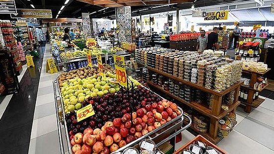 Texto prevê que estabelecimentos atacadistas e varejistas de alimentos, que não sejam pequenas ou microempresas, doem alimentos não destinados à venda que estiverem em condições de consumo, com aplicação de multas aos que não cumprirem a lei | Foto: Marco…