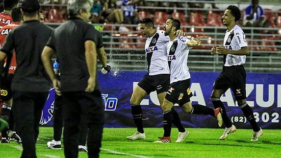 Matheus Vargas empurrou para o gol do CSA logo no primeiro minuto da partida | Pei Fon / Portal TNH1