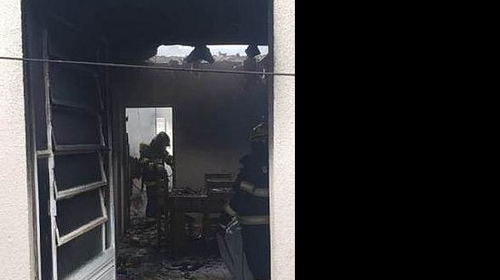 Imagem Bombeiros são acionados para conter incêndio em residência, em Arapiraca