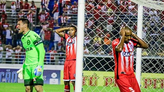 Atacantes do CRB lamentam chance perdida contra o Coritiba | Pei Fon / Portal TNH1