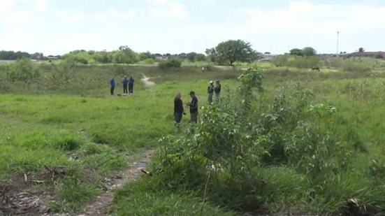 Corpo da vítima foi encontrado em área de matagal | Foto: Reprodução / TV Pajuçara