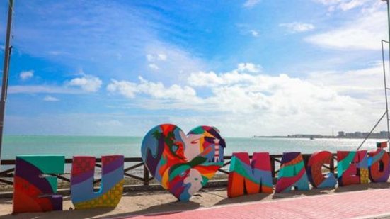 Totem Eu Amo Maceió, na Ponta Verde | Foto: Secom Maceió / Itawi Albuquerque