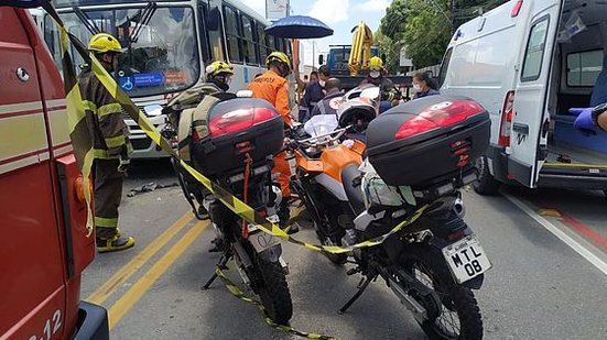 Casal ficou gravemente ferido após acidente entre caminhão, ônibus e moto, em Maceió | Foto: Cortesia / Samu Alagoas