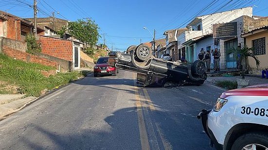 Imagem Motorista cochila ao volante e capota caminhonete em Chã de Bebedouro