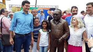 Imagem Estátua de Lêdo Ivo é inaugurada no calçadão do Posto 7, em Maceió