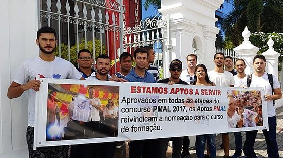 Grupo reuniu-se na porta do Palácio do Governo nesta sexta | Camilla Bibiano / TNH1